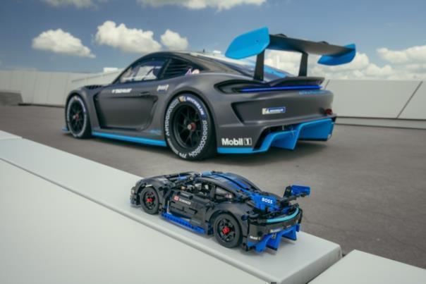 Vor dem Original: Porsche GT4 e-Performance als Lego-Technic-Modell.  Foto: Autoren-Union Mobilität/Porsche